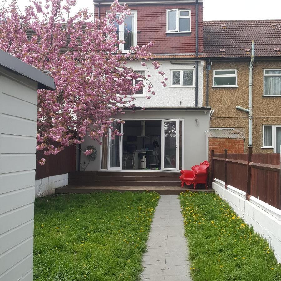 Family Home With Easy Commute To London! 克罗伊登 外观 照片