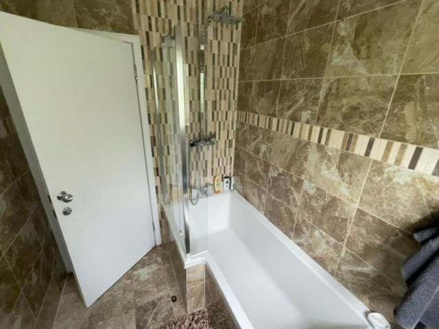 Family Home With Easy Commute To London! 克罗伊登 外观 照片