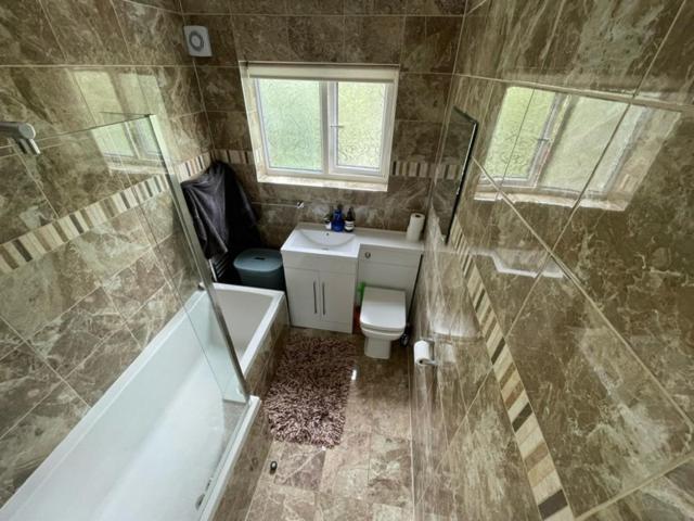 Family Home With Easy Commute To London! 克罗伊登 外观 照片